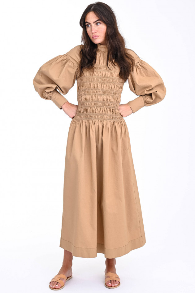 Ganni Maxi-Kleid mit gesmoktem Oberteil in Camel