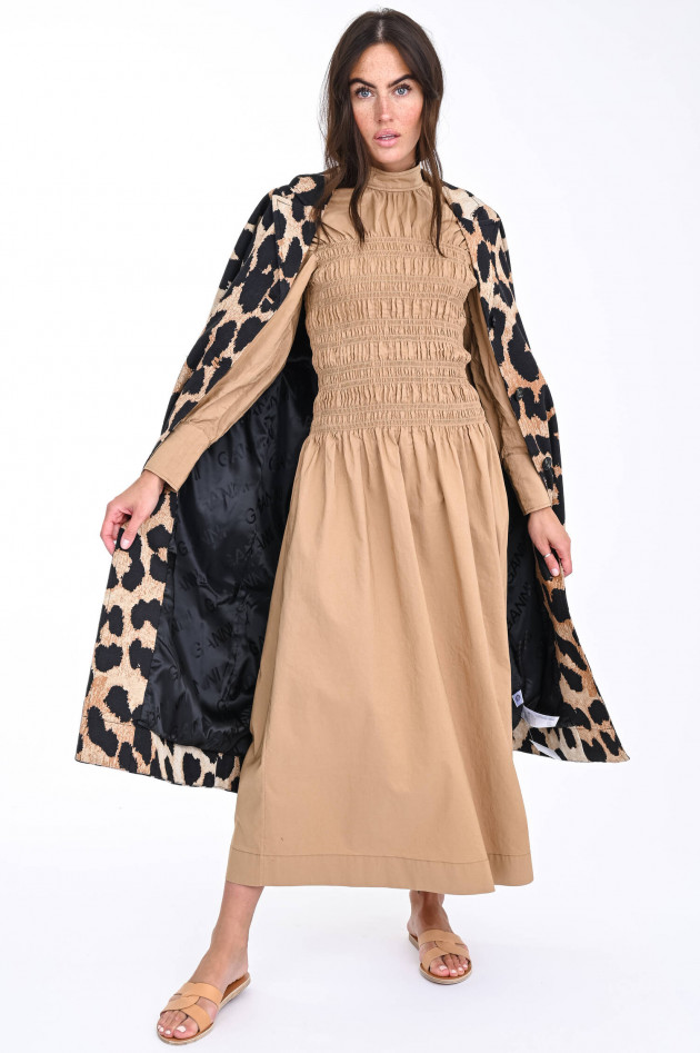 Ganni Maxi-Kleid mit gesmoktem Oberteil in Camel