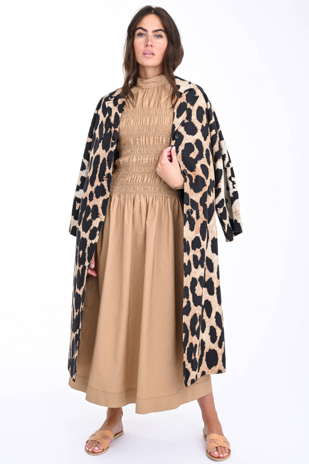 Ganni Maxi-Kleid mit gesmoktem Oberteil in Camel