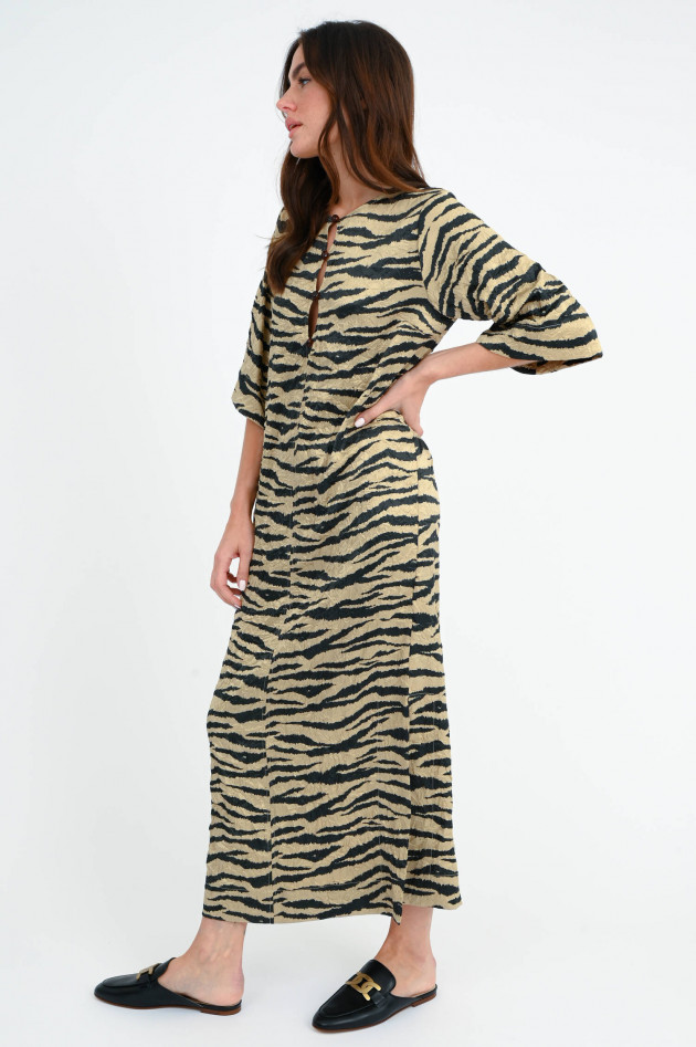 Ganni Satin Kleid im Knitter-Look in Beige/Schwarz