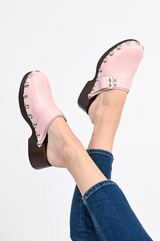 Ganni Lederclogs mit Nieten in Rosa