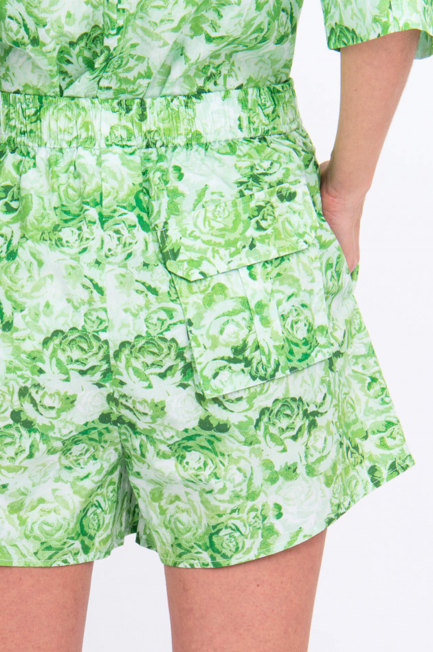 Ganni Shorts im floralen Design in Grün