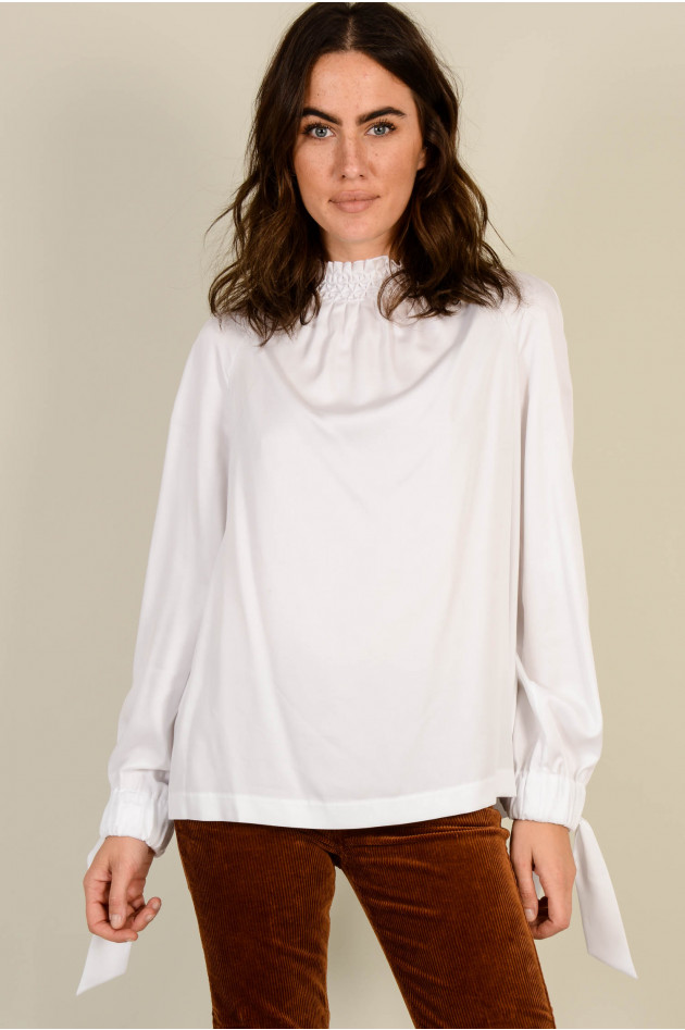 Guglielminotti Bluse mit gesmoktem Kragen in Creme