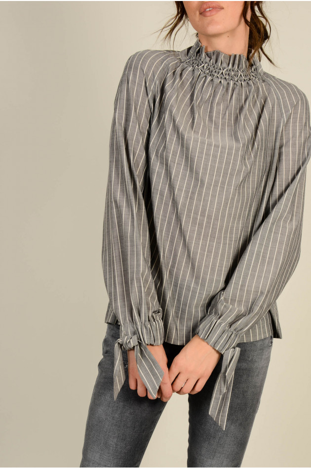 Guglielminotti Bluse mit gesmoktem Kragen in Grau