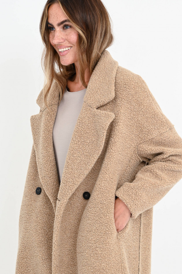 Harris Wharf London Teddyfell-Mantel mit breitem Revers in Nougat