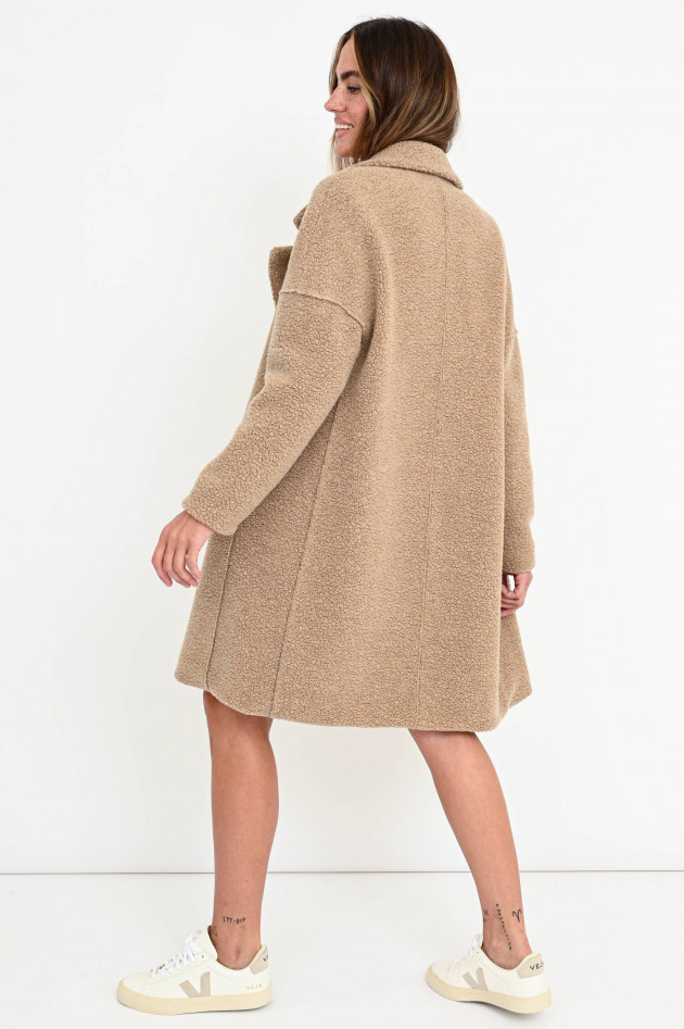 Harris Wharf London Teddyfell-Mantel mit breitem Revers in Nougat
