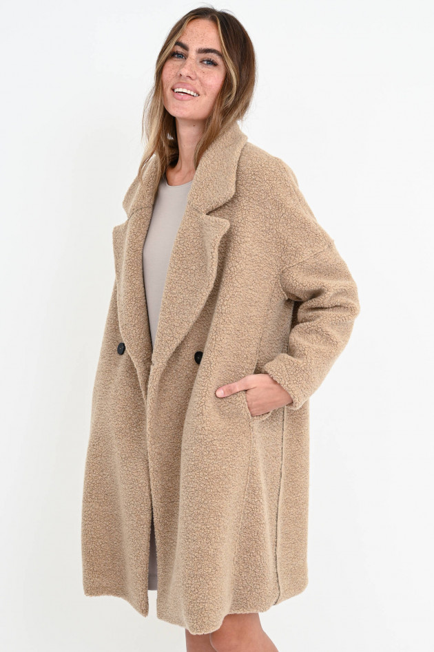 Harris Wharf London Teddyfell-Mantel mit breitem Revers in Nougat