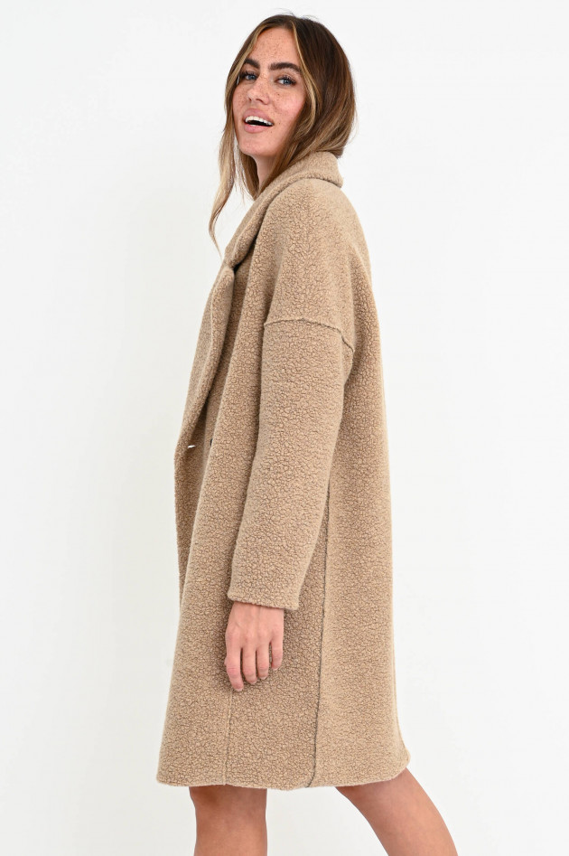 Harris Wharf London Teddyfell-Mantel mit breitem Revers in Nougat