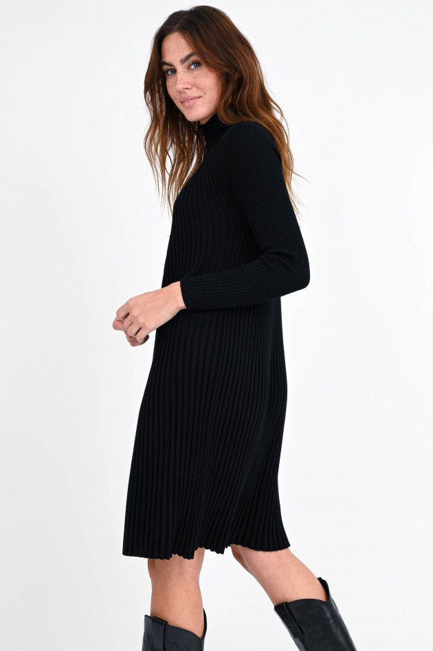 Hemisphere Turtleneck-Kleid aus Rippstrick in Schwarz