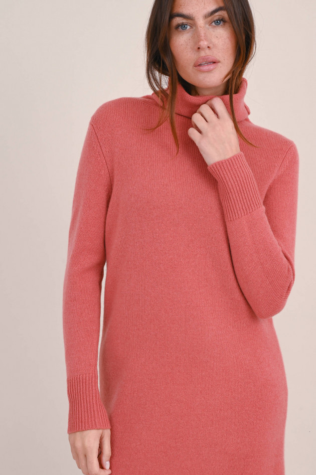 Hemisphere Cashmere Strickkleid mit Rollkragen in Apricot