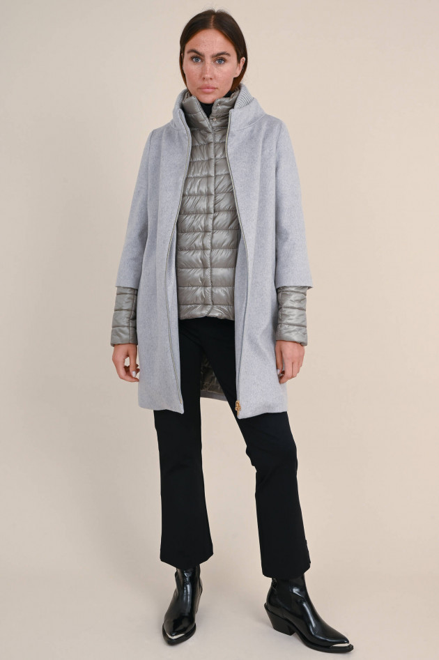 Herno Cashmere Mantel mit Stepp-Einsätzen in Hellgrau