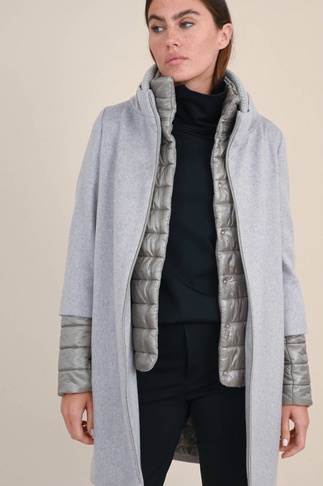 Herno Cashmere Mantel mit Stepp-Einsätzen in Hellgrau