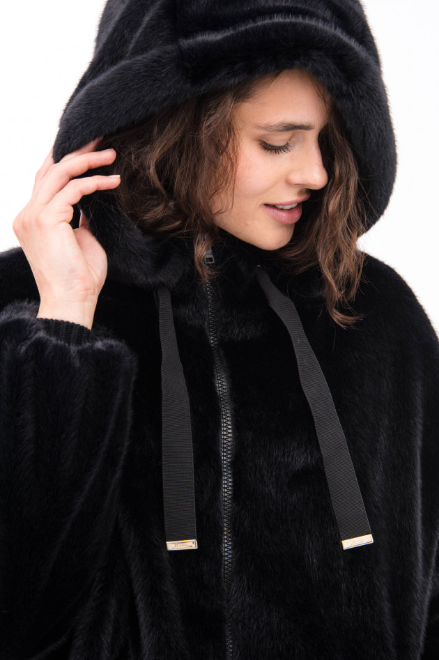 Herno Fake Fur Jacke mit Kapuze in Schwarz