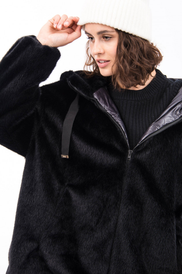 Herno Fake Fur Jacke mit Kapuze in Schwarz