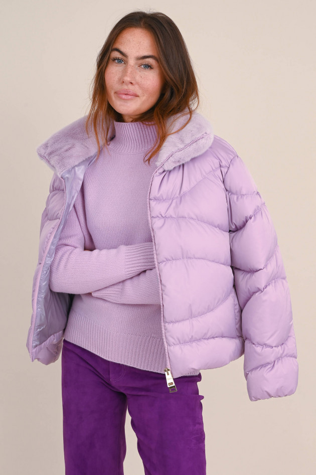 Herno Daunen Bomberjacke mit Faux Fur in Flieder