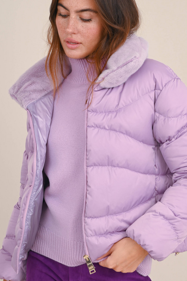 Herno Daunen Bomberjacke mit Faux Fur in Flieder