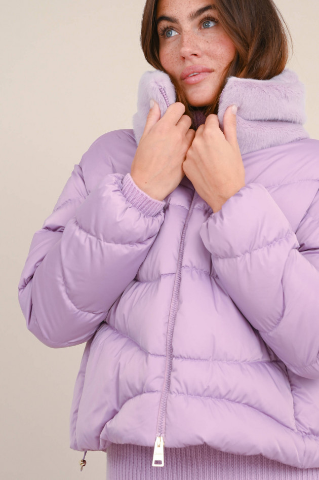 Herno Daunen Bomberjacke mit Faux Fur in Flieder