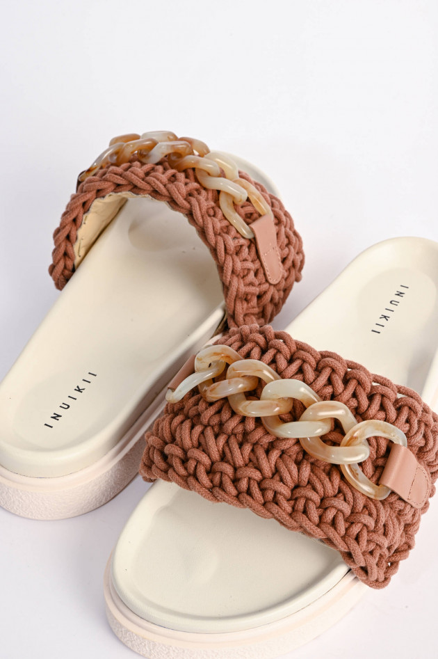 Inuikii Slipper mit Strick-Riemen in Braun/Weiß