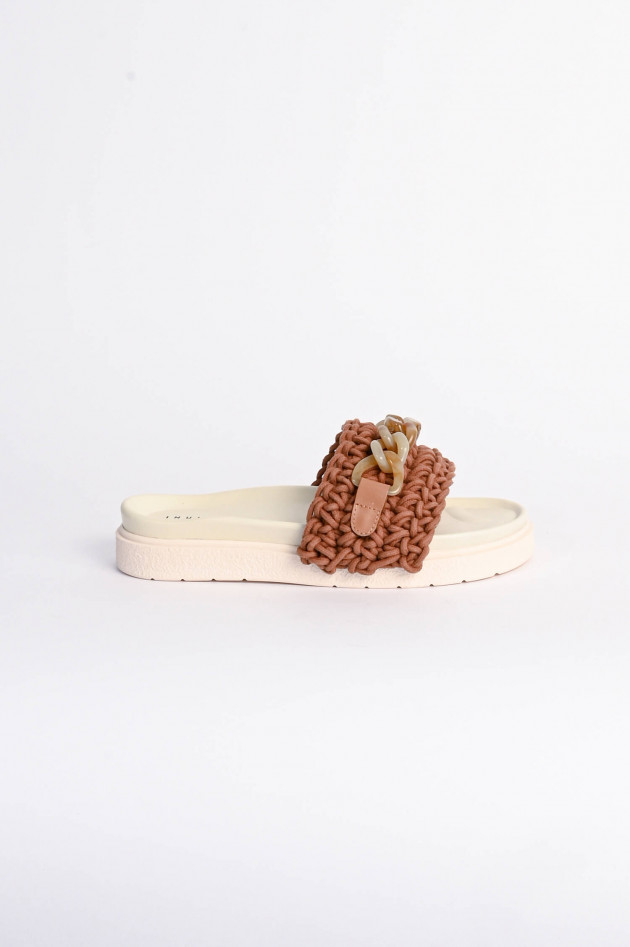 Inuikii Slipper mit Strick-Riemen in Braun/Weiß