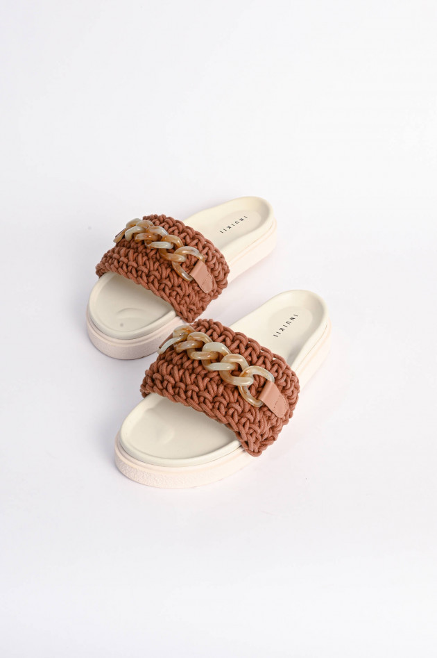 Inuikii Slipper mit Strick-Riemen in Braun/Weiß