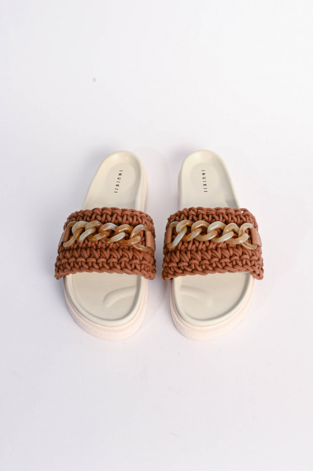 Inuikii Slipper mit Strick-Riemen in Braun/Weiß