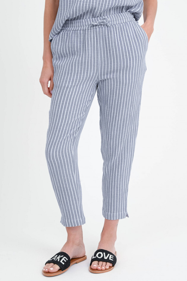 Juvia Gestreifte Musselin Hose in Graublau/Weiß