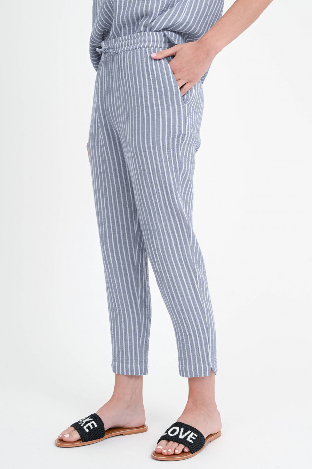 Juvia Gestreifte Musselin Hose in Graublau/Weiß