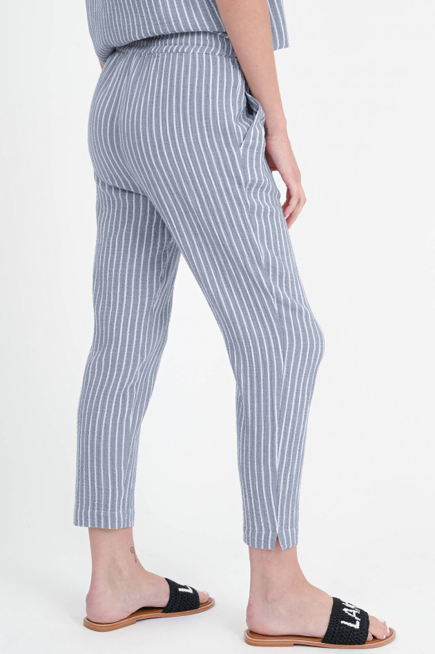 Juvia Gestreifte Musselin Hose in Graublau/Weiß