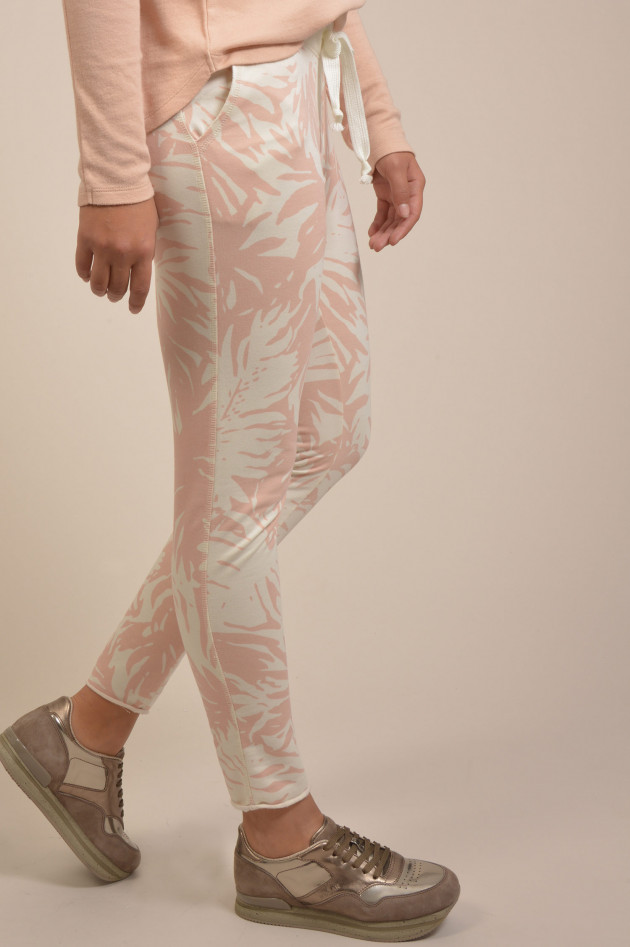 Juvia Jogginghose mit Blätterprint in Lachs/Weiß