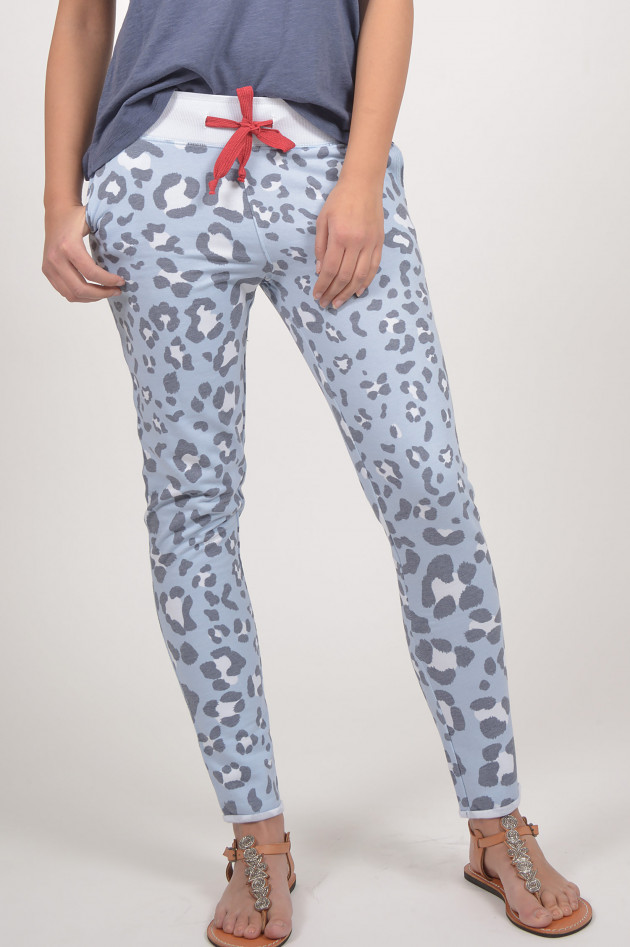 Juvia Jogginghose mit Leo - Print in Blau/Weiß