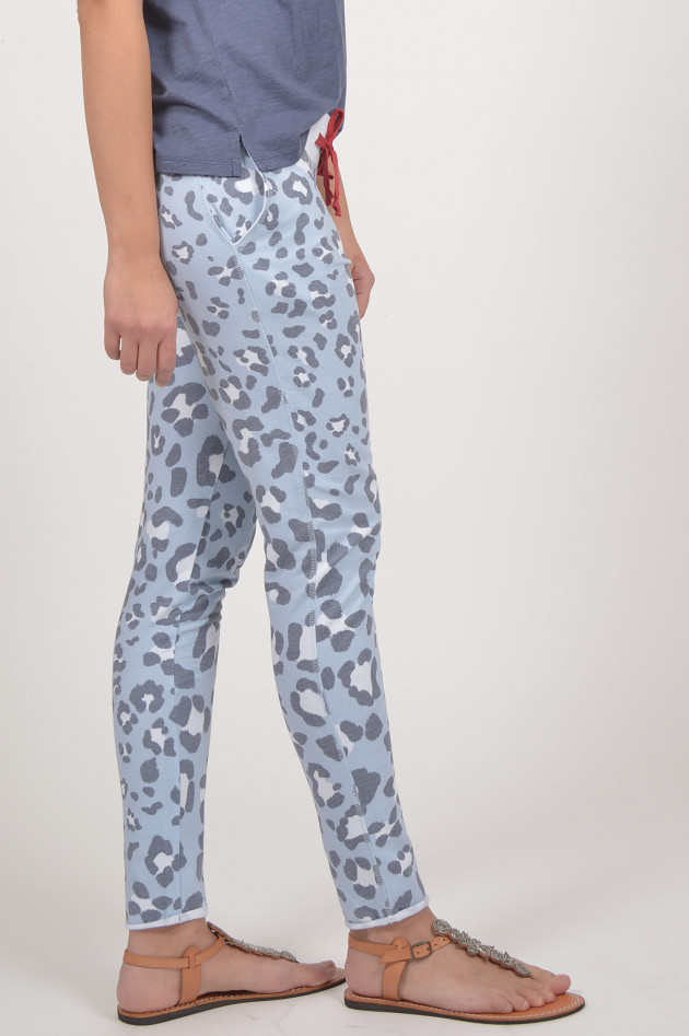 Juvia Jogginghose mit Leo - Print in Blau/Weiß