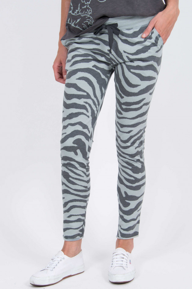 Juvia Sweatpants im Zebra-Design in Salbei/Anthrazit