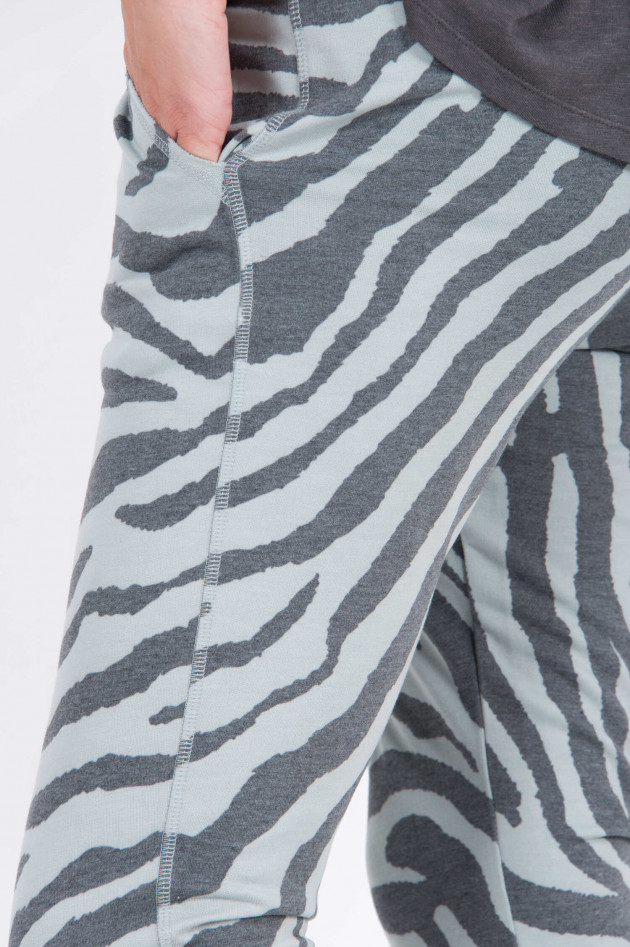 Juvia Sweatpants im Zebra-Design in Salbei/Anthrazit