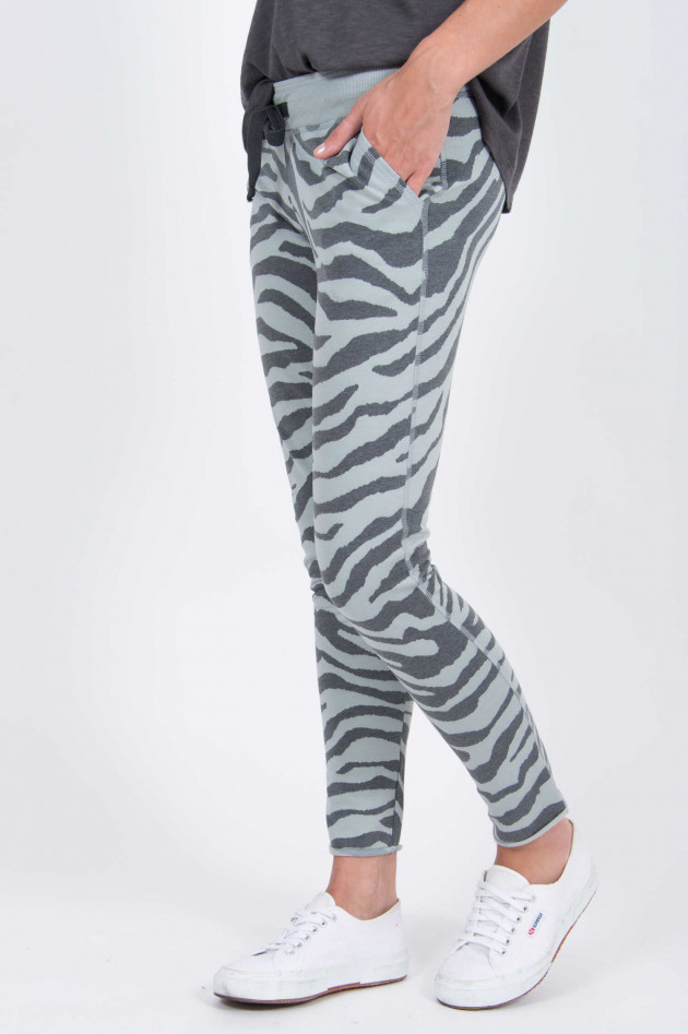 Juvia Sweatpants im Zebra-Design in Salbei/Anthrazit