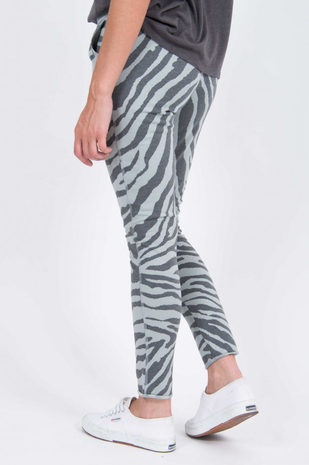 Juvia Sweatpants im Zebra-Design in Salbei/Anthrazit