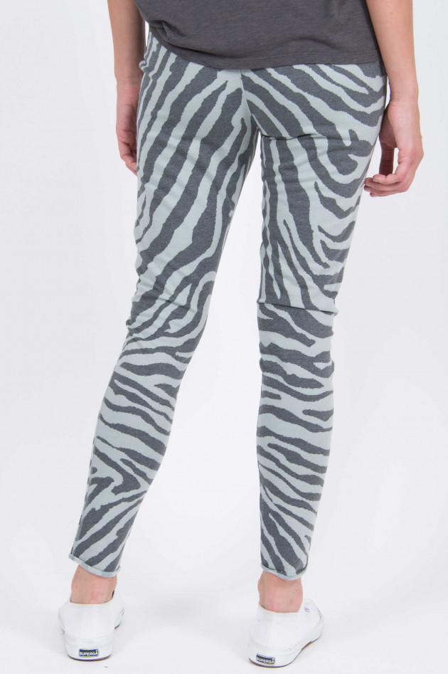 Juvia Sweatpants im Zebra-Design in Salbei/Anthrazit