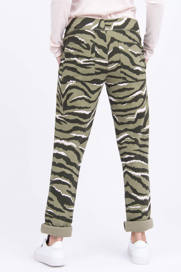 Juvia Sweatpants im Animal Print in Oliv/Rosa