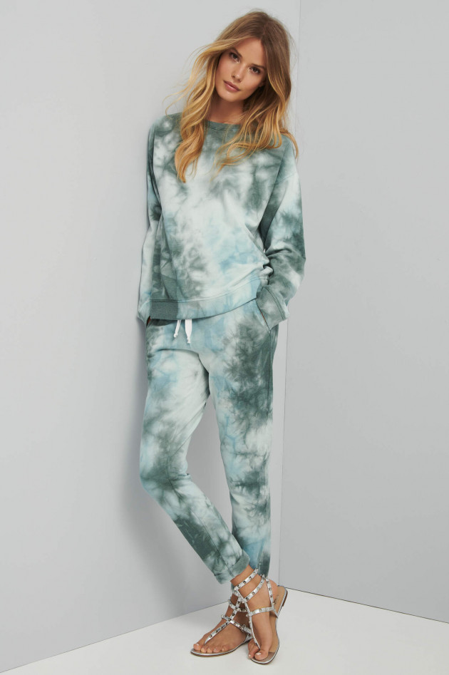 Juvia Slim Fit Sweatpants in Batikoptik in Türkis