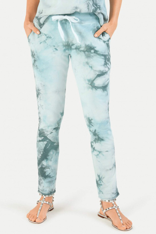 Juvia Slim Fit Sweatpants in Batikoptik in Türkis