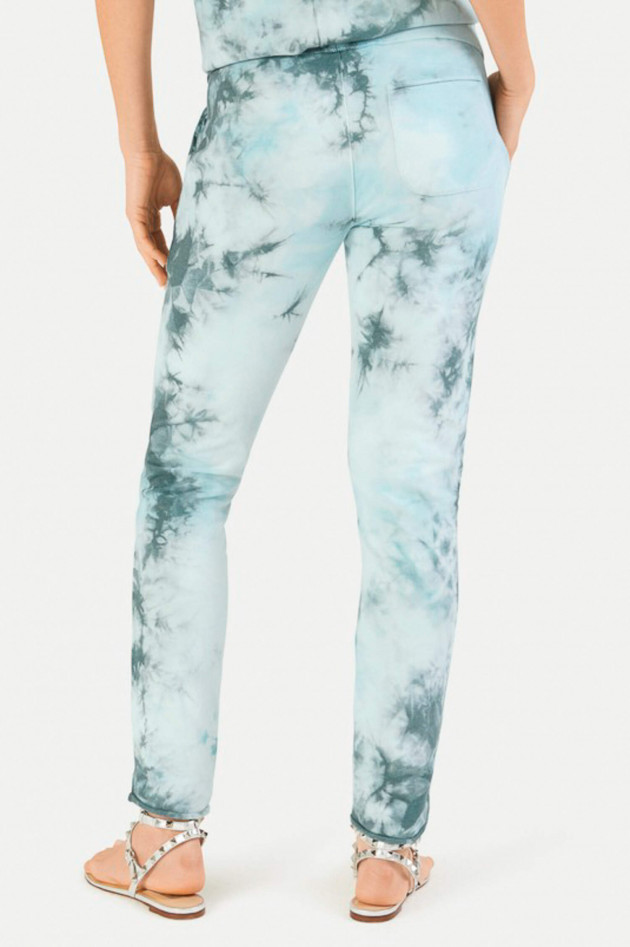 Juvia Slim Fit Sweatpants in Batikoptik in Türkis