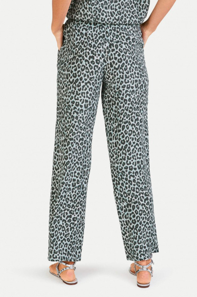 Juvia Hose aus Viskose mit Leopard-Print in Türkis