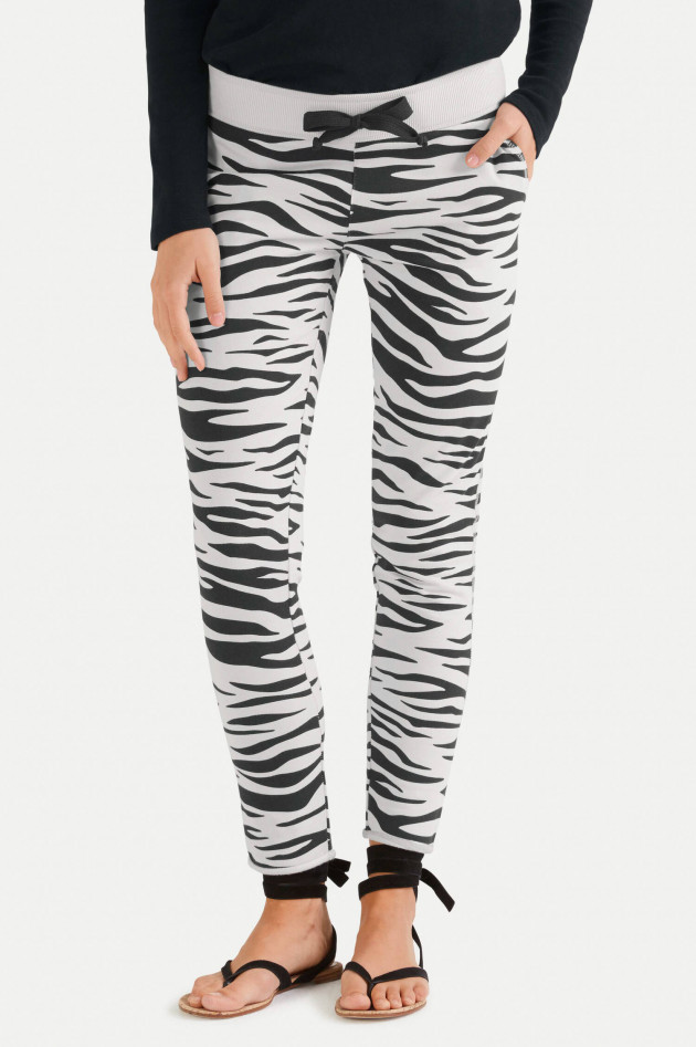 Juvia Sweatpants im Zebra-Design in Hellgrau/Schwarz