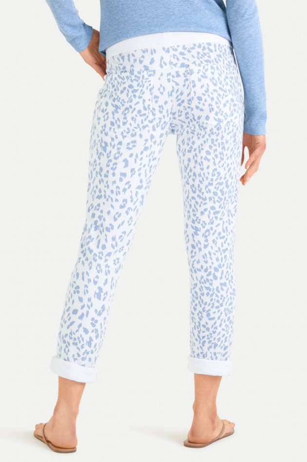 Juvia Slim Fit Sweatpants im Leo-Design in Weiß/Hellblau