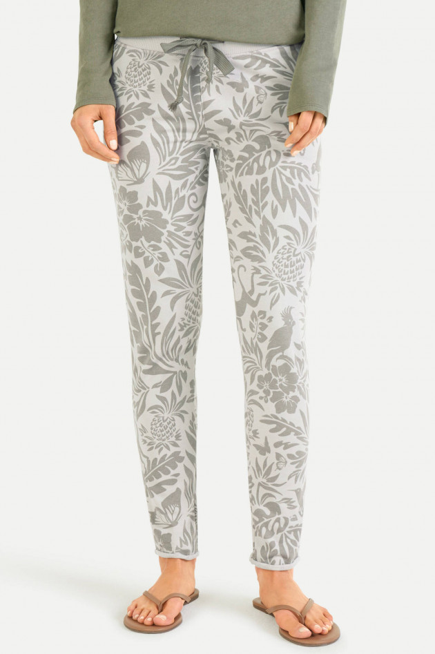 Juvia Sweatpants im Jungle-Design in Grau/Khaki