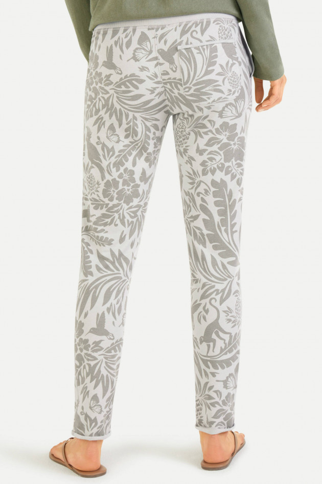 Juvia Sweatpants im Jungle-Design in Grau/Khaki