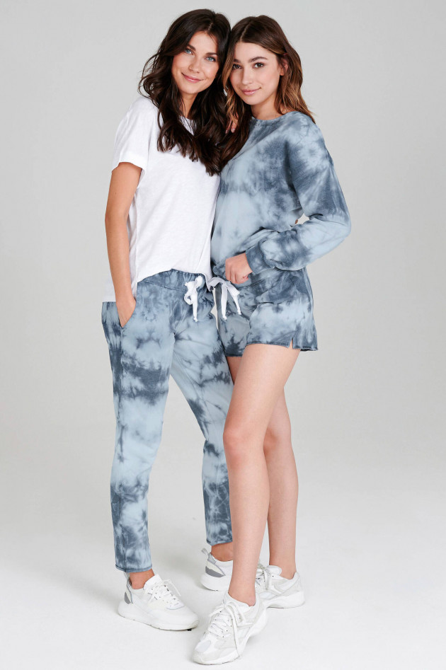 Juvia Slim Fit Sweatpants im Batik-Design