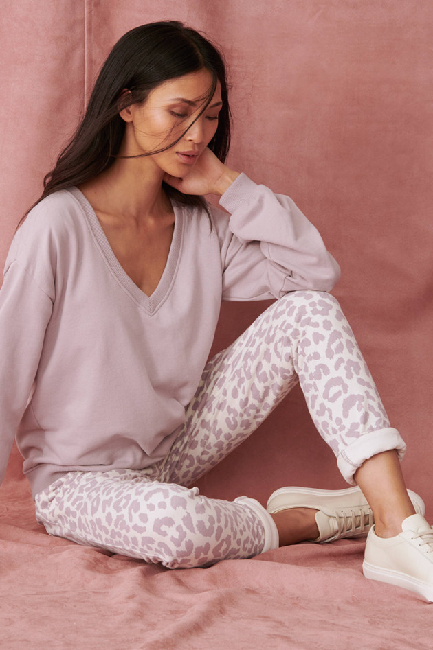 Juvia Relaxed Sweatpants im Leo-Design in Creme/Mauve