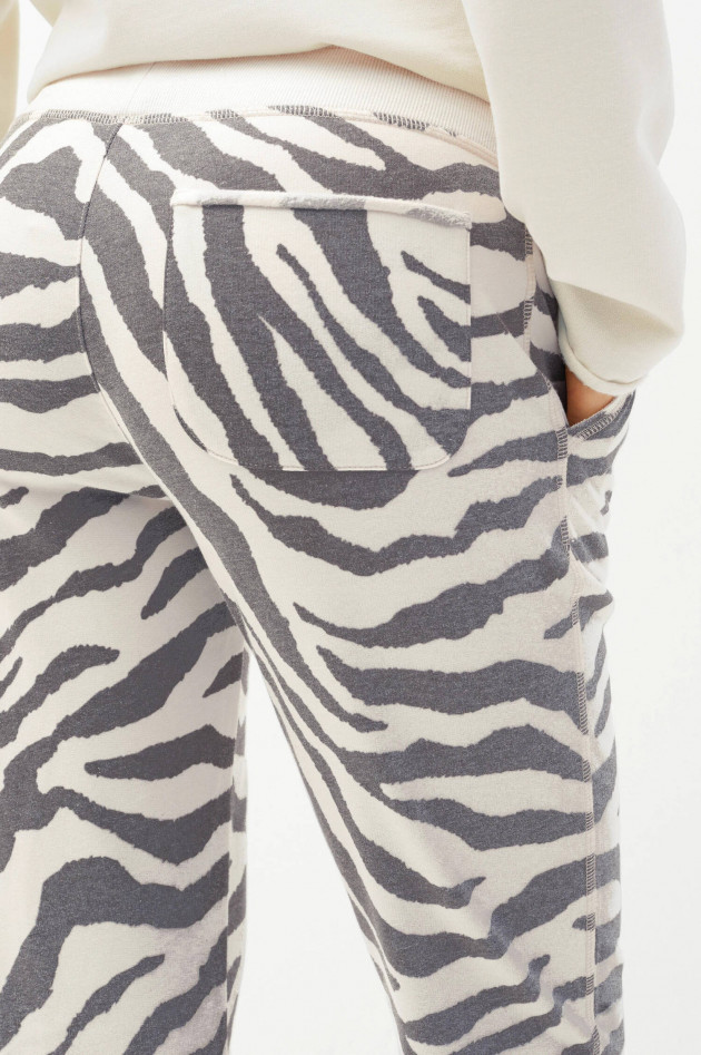 Juvia Slim Fit Sweatpants im Zebra-Design in Creme/Grau