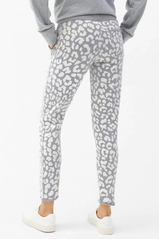 Juvia Sweatpants im Leo-Design in Grau/Weiß