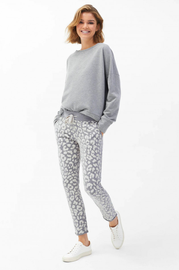 Juvia Sweatpants im Leo-Design in Grau/Weiß